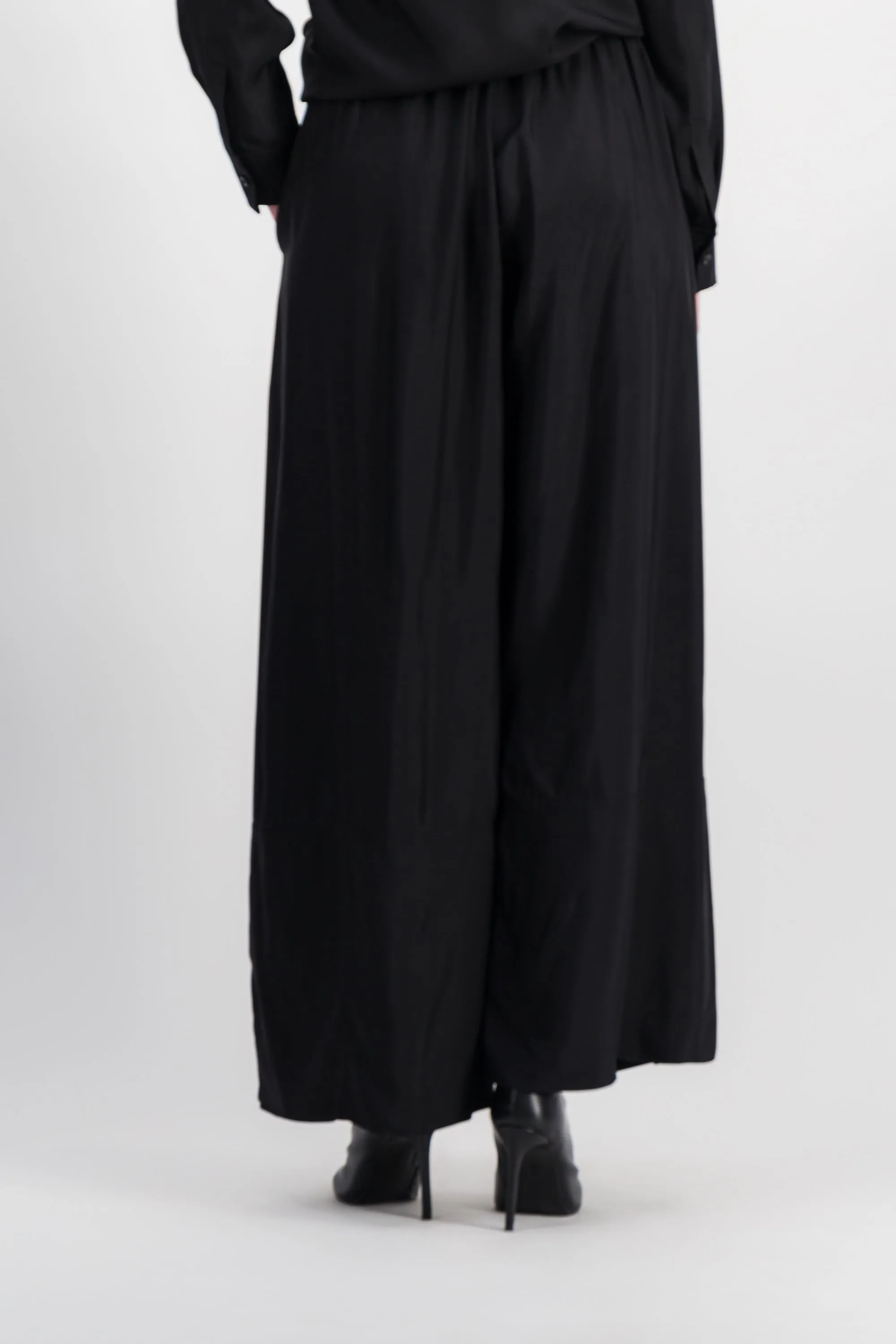 Extra wide leg pants in fluid washed viscose with drawstring wide belt